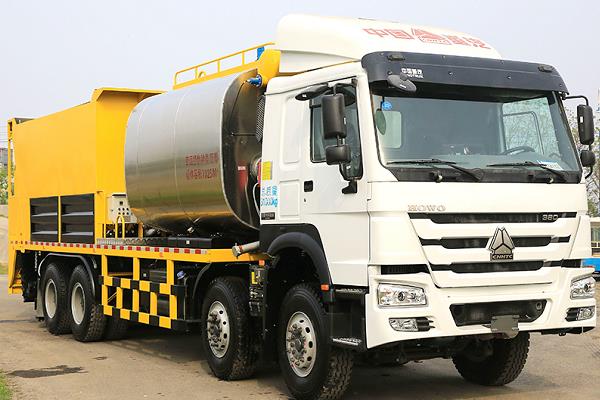 Synchronous chip sealing truck_5